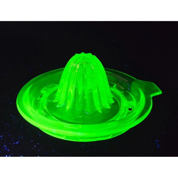 Vintage Green Glass Citrus Juicer With Handle & Spout 8" Diameter 3.5" Height De - Picture 6 of 6